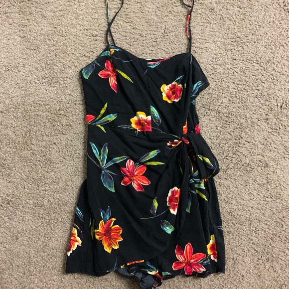 Urban Outfitters Dresses & Skirts - Floral tie romper
